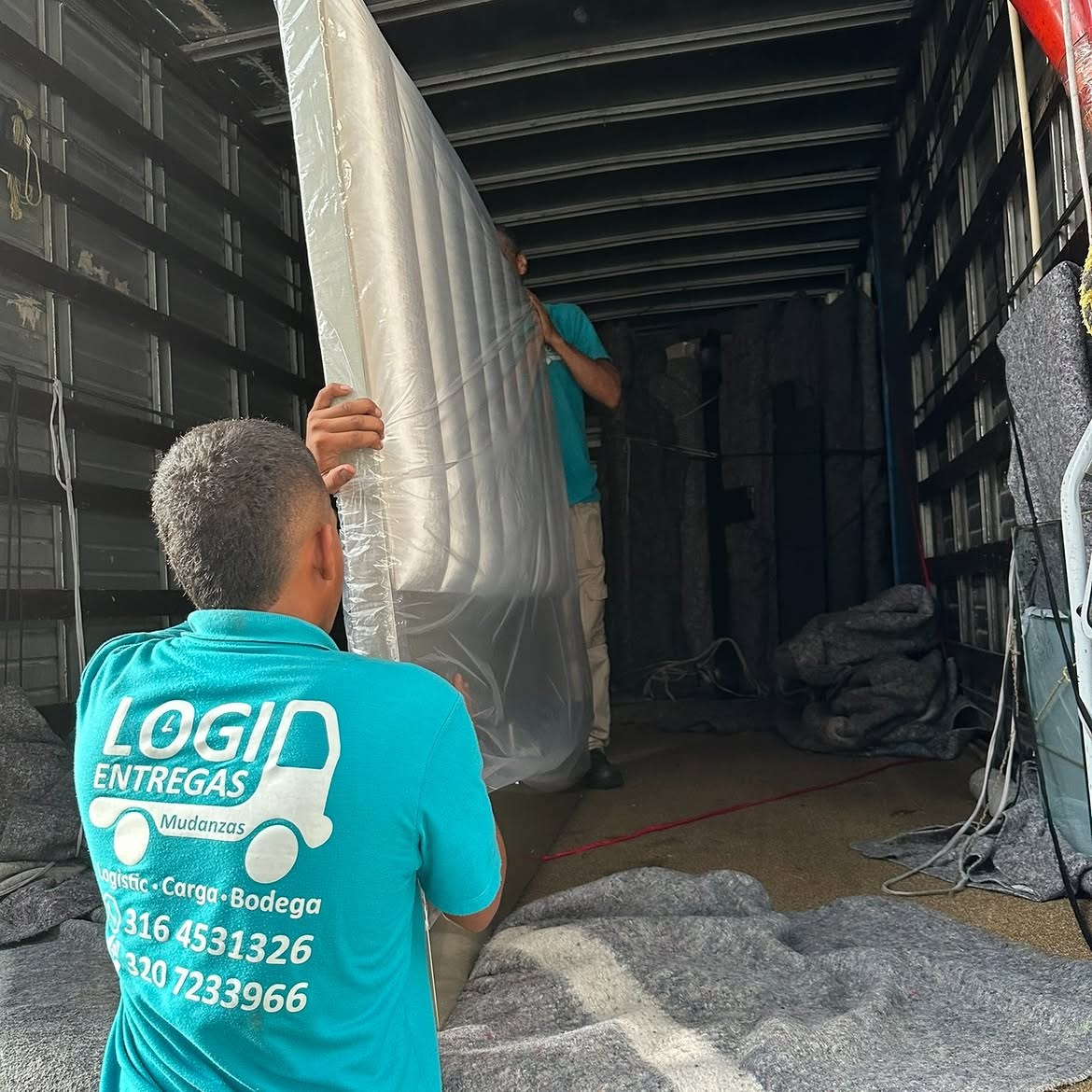 Proceso de cargue de un colchón en el camión