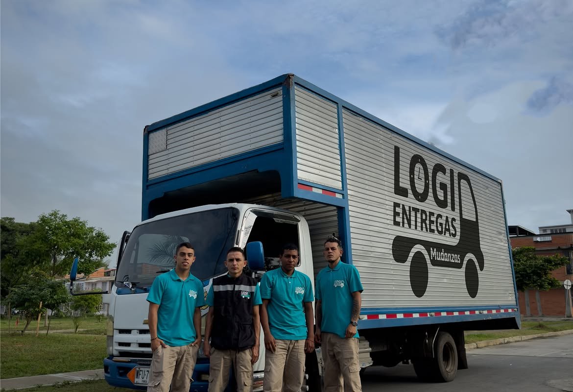 Equipo de Logientregas DL frente a su camión