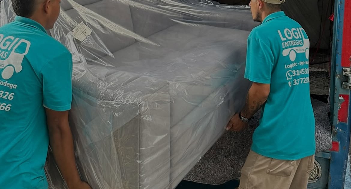 Muebles protegidos y embalados durante la mudanza