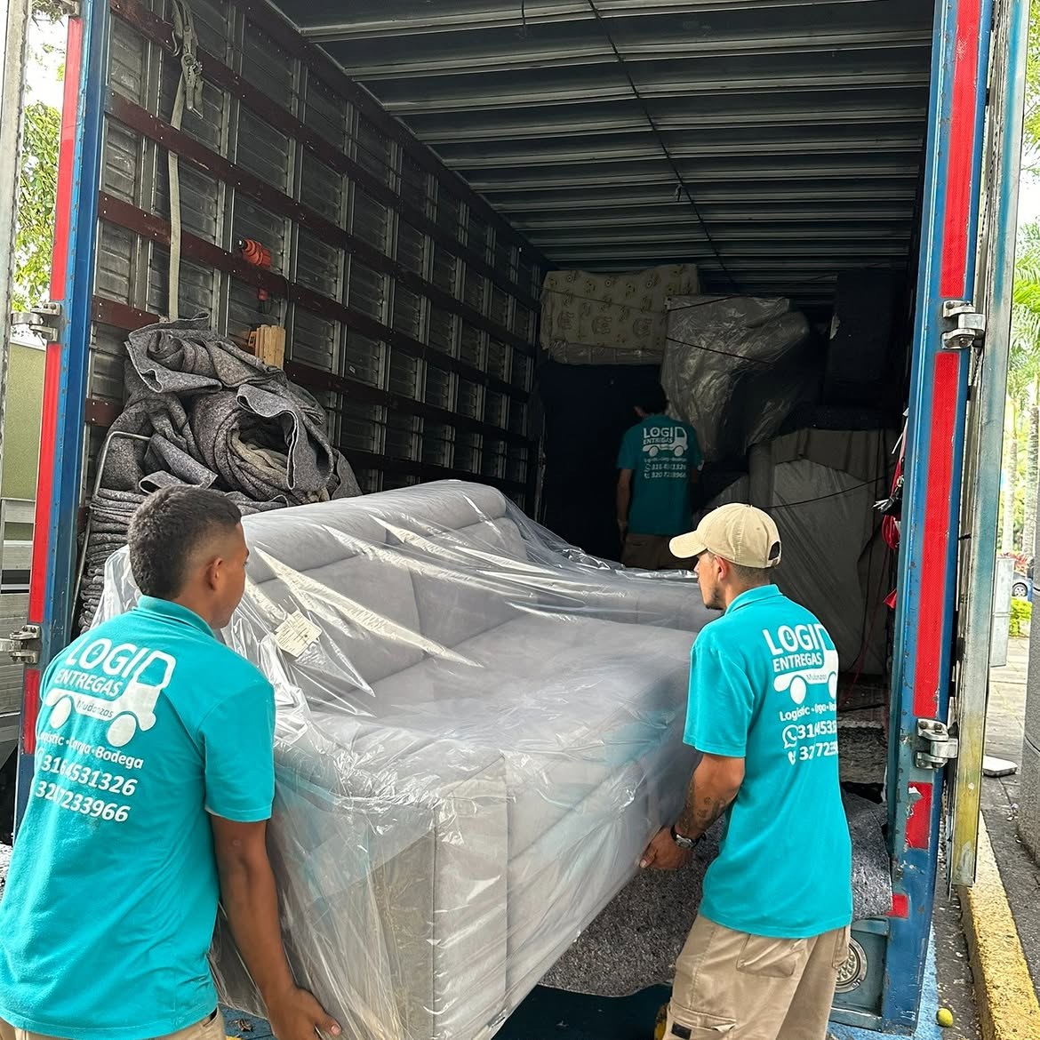 Personal uniformado de Logientregas DL cargando un sofá